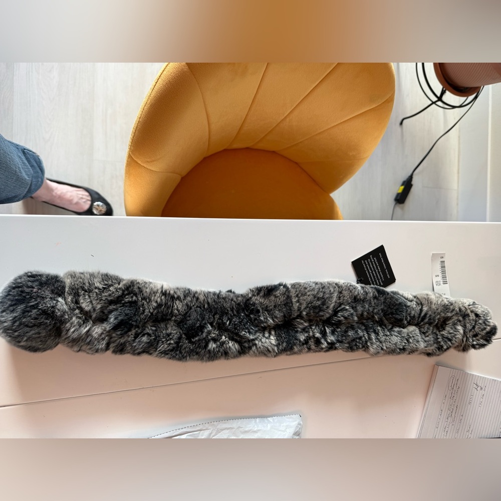 NWT Luxurious Real Fur Scarf in Gray - Picture 6 of 6